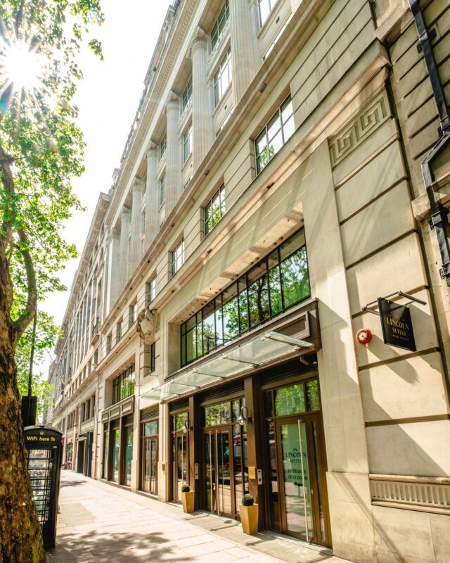When the sun shines, so does The Lincoln Suites! ☀️✨ 

#SunnyLondon #SummerInLondon #CoventGarden #StayInTheSun